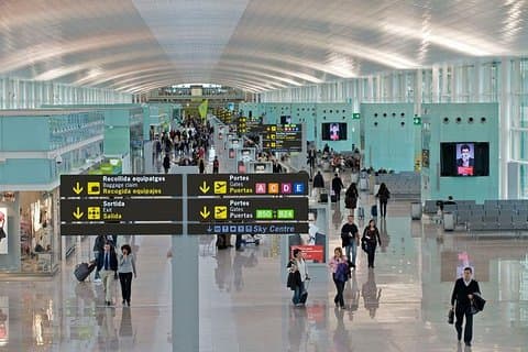 Privattransfer vom/zum Flughafen Barcelona