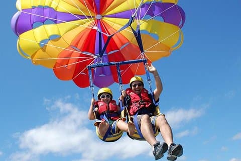 Paquete de deportes acuáticos con aventura en parasailing, banana boat y jet ski