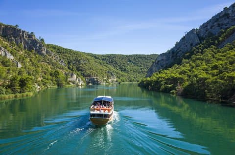 Cascades de Krka et Šibenik historique - chauffeur et guide, croisière en bateau, pause déjeuner