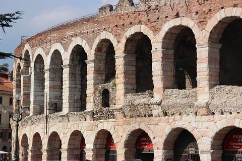 Evite a visita guiada: a Arena de Verona e a casa de Romeu e Julieta com um guia local