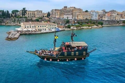Mini-croisière autour du littoral de la ville de Corfou avec un bateau pirate 75 min