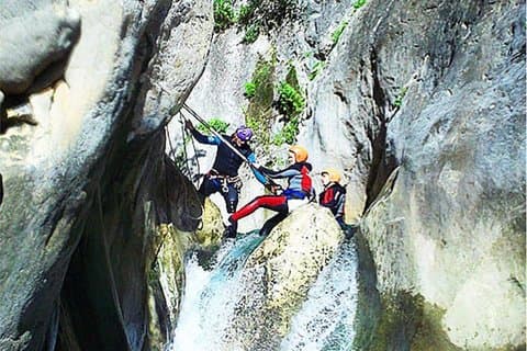 Aquatic canyoning nära Benidorm. Estret de les Penyes Bollulla