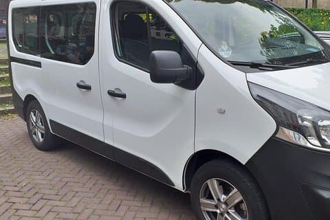 Minivan estándar del aeropuerto de Charleroi a la ciudad de Amberes