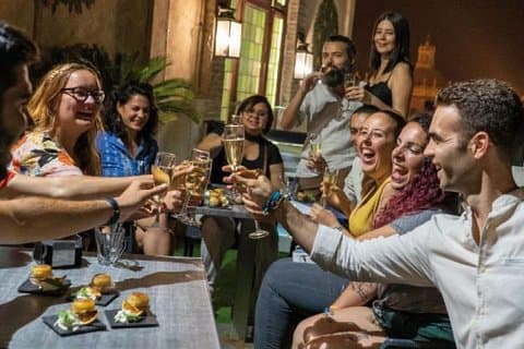 セビリアの小グループとユダヤ人街でのタパスとワインの試飲ツアー