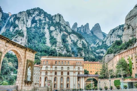 Privé stadstour van een hele dag door Barcelona en het klooster van Montserrat met ophaalservice