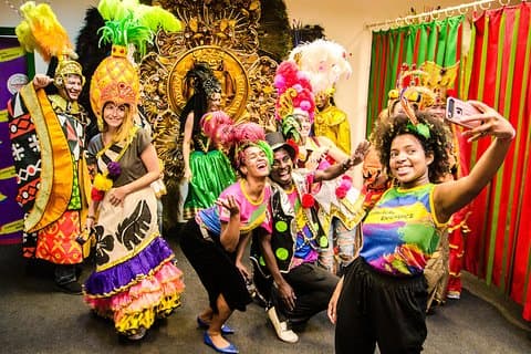Karnevalsoplevelse: Backstage-tur i Samba City med cocktail