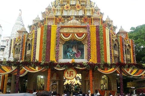 Pune Walking Tour with a Punekar