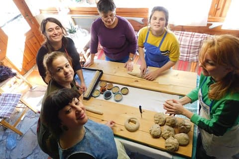Pane e fette biscottate con una mamma cretese in un villaggio vicino a Heraklion