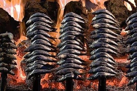 Sardinhas em Espetos Show Cooking na praia de Málaga
