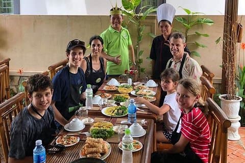 Cours de cuisine à Hoi An et excursion en bateau-panier
