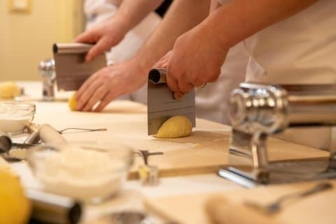 Clases privadas de pasta y tiramisú en la casa de una Cesarina con degustación en Marsala