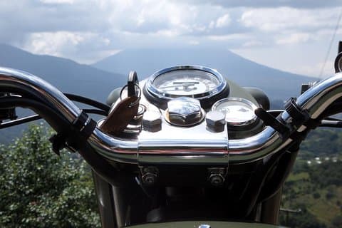 Antigua's Hills på en klassisk motorsykkel