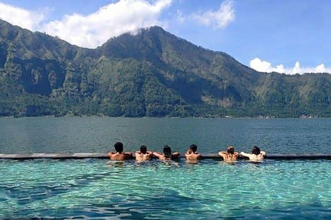 バトゥール山の日の出ハイキングと天然温泉