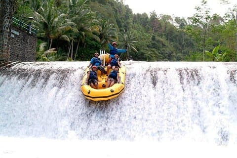 Telaga Waja River White-water Rafting med buffet frokost
