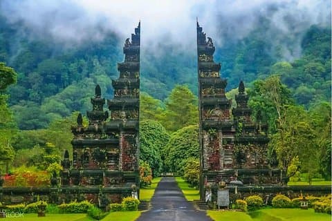 Bali Instagram Tour; Handara Gate, Taman Ayun, & Ulundanu Temple