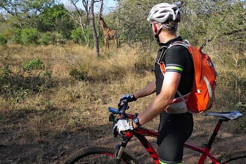 Aventuras de ciclismo no Kilimanjaro Ocidental