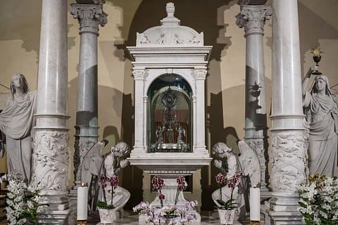 The Eucharistic Miracle & the Holy Face Private Tour from Rome