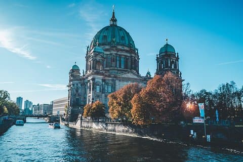 Privat Scenic Transfer från Prag till Berlin med 4 timmars sightseeing