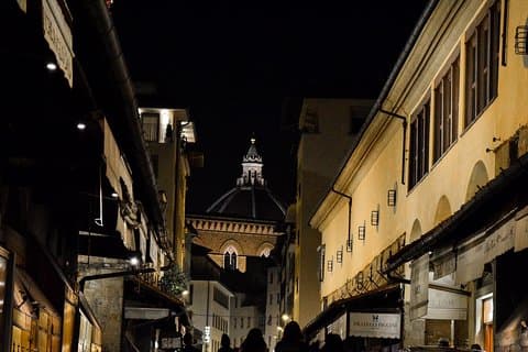 Visita guiada a pie por la noche con guía experto