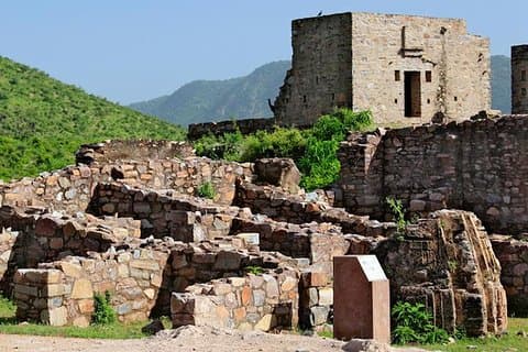 Tour guidato personalizzato personalizzato: visita al frequentato Bhangarh Fort da Jaipur