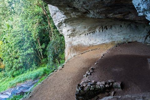 Explora la cueva de Belilena desde Kitulgala