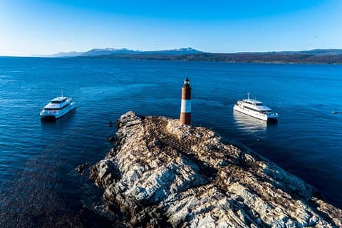 Catamaran tour op het Beagle Channel. Zeeleeuwen, vuurtoren Les Eclaireurs.