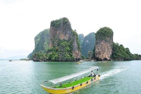 Bahía Phang Nga (isla James Bond) y cueva de los monos · en barco de cola larga