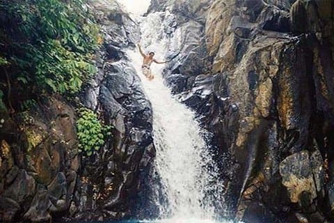 Jumping Gli ved Aling-aling foss med hotelloverføring