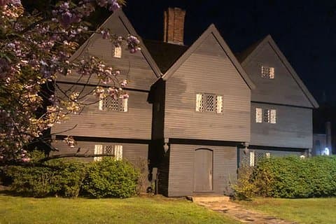 Spukhafte Schritte Beste Geister & Paranormal Salem Tour