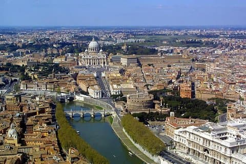 Roma nel lusso: giro turistico privato con veicolo esclusivo