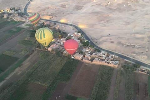 Varmluftsballong åka över de forntida wandern av luxor