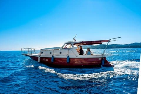 Privat båttur - utforska öarna, hitta dolda grottor och prova snorkling