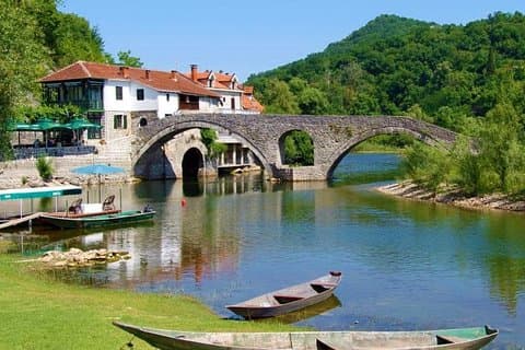 Recorrido de senderismo por la cueva Rijeka Crnojevića y Obodska