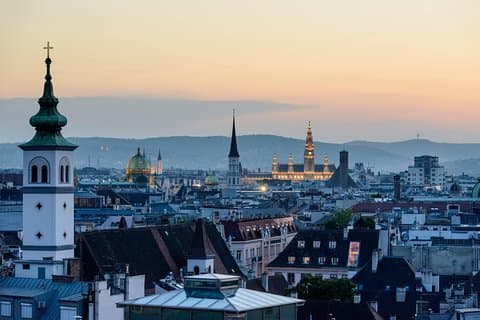 Privat naturskøn overførsel fra Budapest til Wien med 4 timers sightseeing