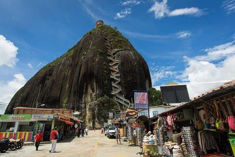 Guatape et El Peñol partagés de Medellin