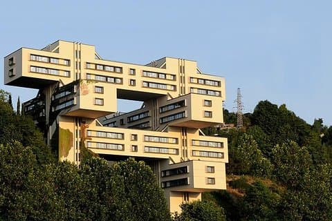 ジョージアのコンクリートの建物とモザイクを使ったクレイジーソビエトツアー