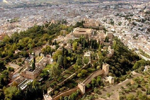 Fra Sevilla : 2 - Day Granada Tour Skip-the-Line Alhambra og bad