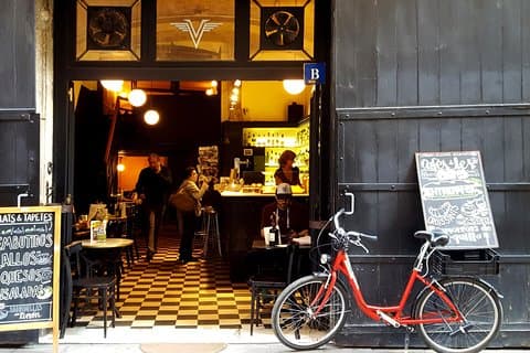 Tapas, wijn en cultuur: Een fietstocht door het hart van Barcelona