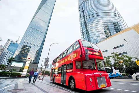 Tour grupal: VIP Shanghai Oriental Pearl Tower y Retro Double-Decker Bus