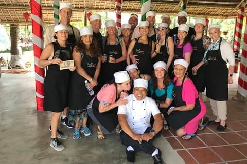 Cours de cuisine traditionnelle avec panier Balade en bateau et visite du marché
