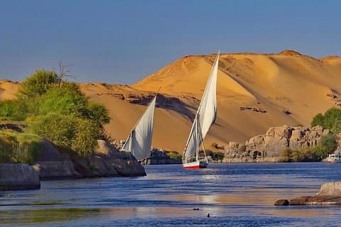 Fra Aswan nyte en hel dag Felucca seiling fra morgen til solnedgang