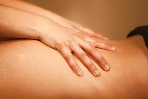 Massagem relaxante nas costas e day SPA
