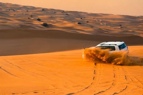 Ochtendwoestijnsafari met zandboarden en kameelrit