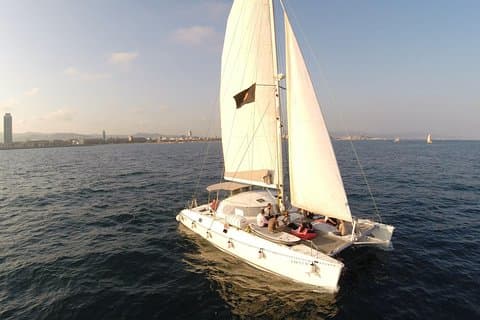 Catamaran Experience 24-28 pasajeros desde Port Olimpic Barcelona