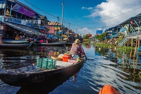 Utforska Kampong Pluk Floating Village
