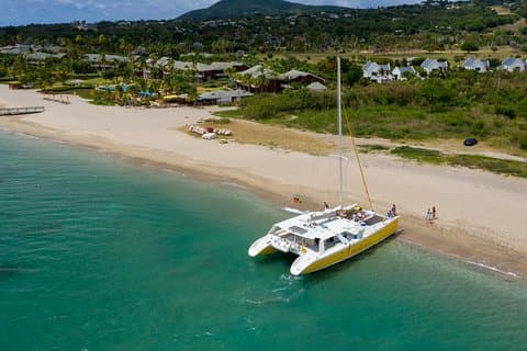 Sortie d’une journée complète en catamaran de Saint-Christophe à Niévès