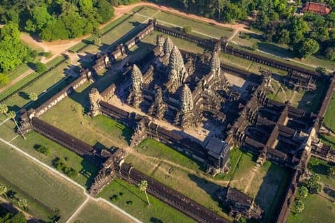Angkor Wat ruiner med solnedgång