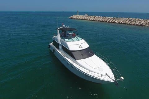 Playa Mujeres louer un yacht 4 heures avec nourriture et boissons à bord du CA55
