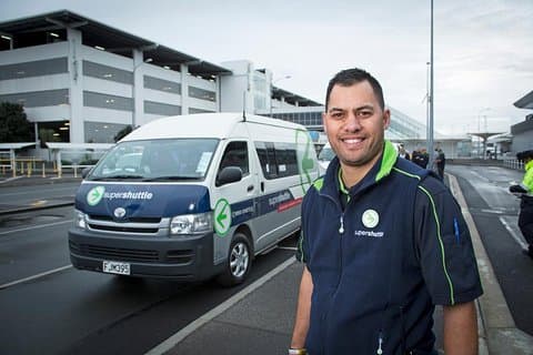 Trasferimento di partenza: dal centro città di Auckland all'aeroporto di Auckland