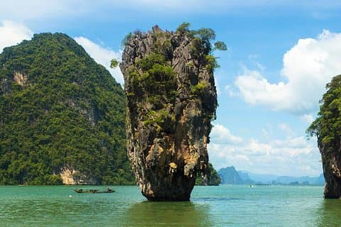 ロングテールボートによるシーカヌーを含むクラビからジェームズボンド島へのツアー